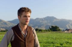 Robert Pattinson aime son chien plus que tout !