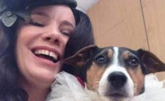 Une maîtresse britannique se marie avec son chien