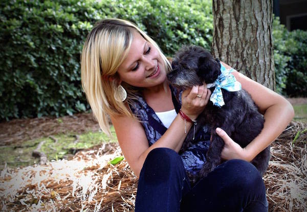 Elle adopte un chien âgé pour lui offrir le meilleur