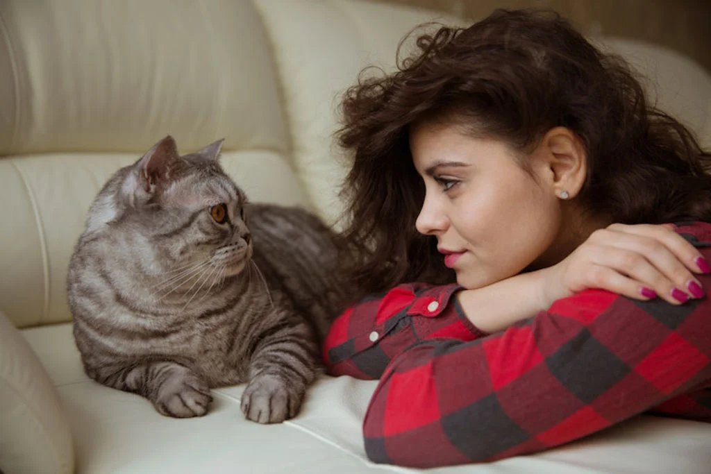 Vrouw kijkt naar een kat